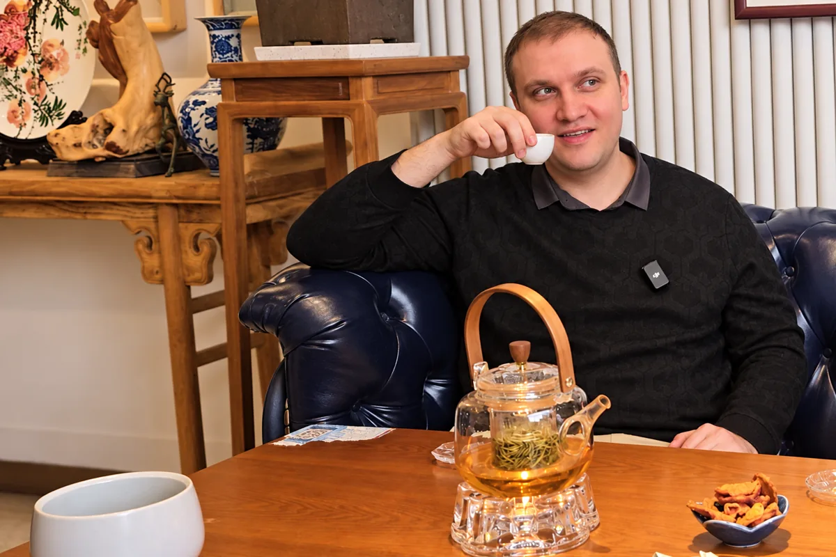 Mike prenant le thé, votre contact chez SinoFrance